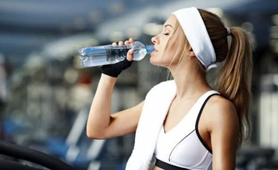 Uong nuoc sau khi van dong de bu dap luong nuoc da mat min - Nên uống bao nhiêu lít nước mỗi ngày để tốt cho sức khỏe?