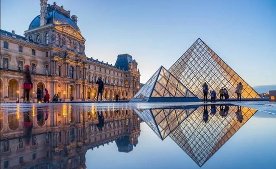 Kim tự tháp kính trên sân bảo tàng Louvre của IM Pei
