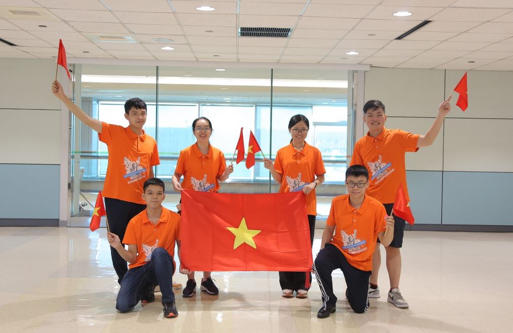 6 thành viên của đoàn Việt Nam chụp ảnh kỷ niệm khi đến Mỹ vào 23/7 để tham dự kỳ thi Tin học văn phòng thế giới 2022. Ảnh: Ban tổ chức