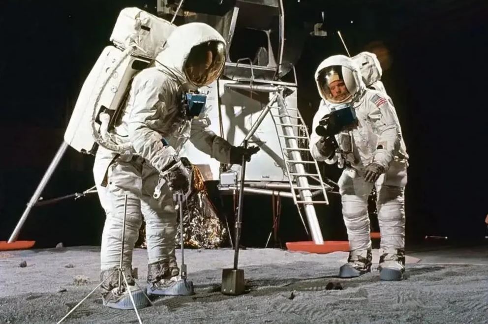 Có gì đặc biệt mà cả 3 xác gián Đức và bụi Mặt trăng đem bán đấu giá đều bị NASA đòi lại Có gì đặc biệt mà cả 3 xác gián Đức và bụi Mặt trăng đem bán đấu giá đều bị NASA đòi lại