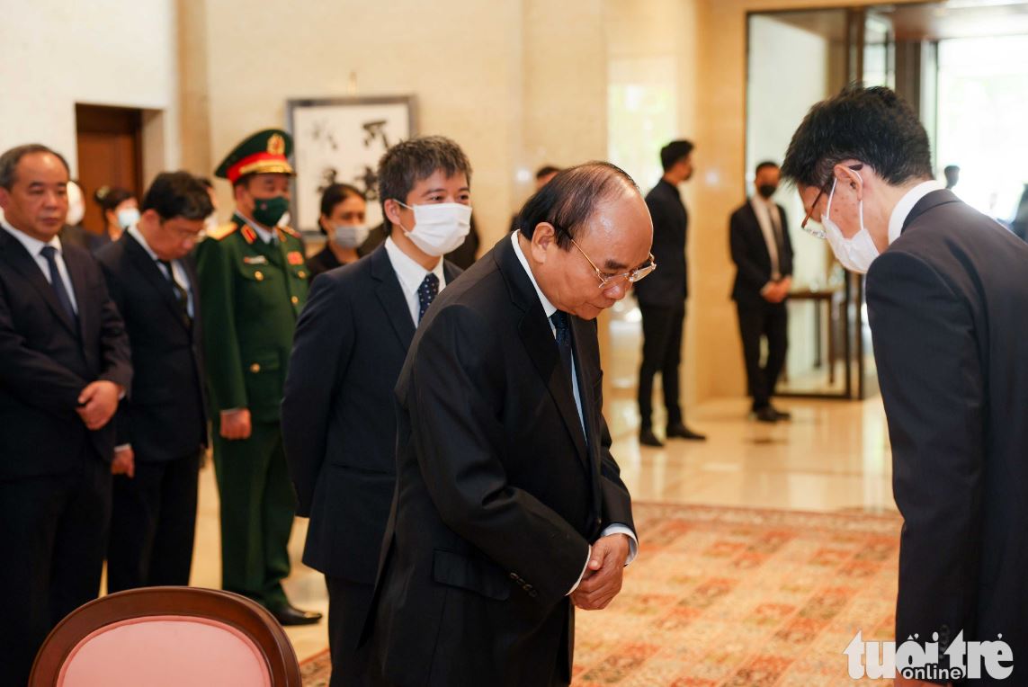 Chủ tịch nước Nguyễn Xuân Phúc gửi lời chia buồn đến Đại biện lâm thời Đại sứ quán Nhật Bản, ông Okabe Daisuke - Ảnh: NGUYỄN KHÁNH
