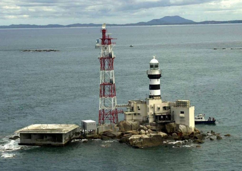 Đảo Pedra Branca từng là đối tượng tranh chấp giữa Malaysia và Singapore. Năm 2008, Tòa án Công lý Quốc tế (ICJ) ra phán quyết rằng hòn đảo này thuộc chủ quyền Singapore. Ảnh: Straits Times.