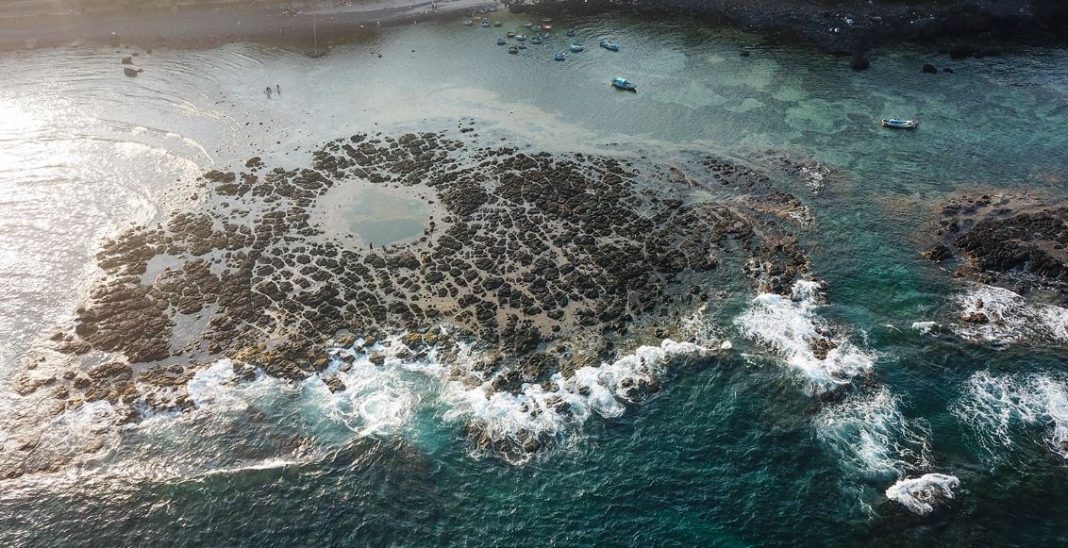 Dấu tích miệng núi lửa cổ gần bờ ở Quảng Ngãi