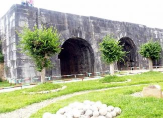 Đi qua Thành Nhà Hồ