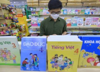 Đừng để sách giáo khoa thành gánh nặng cho dân – Nhà thơ Nguyễn Hữu Quý Đừng để sách giáo khoa thành gánh nặng cho dân - Nhà thơ Nguyễn Hữu Quý