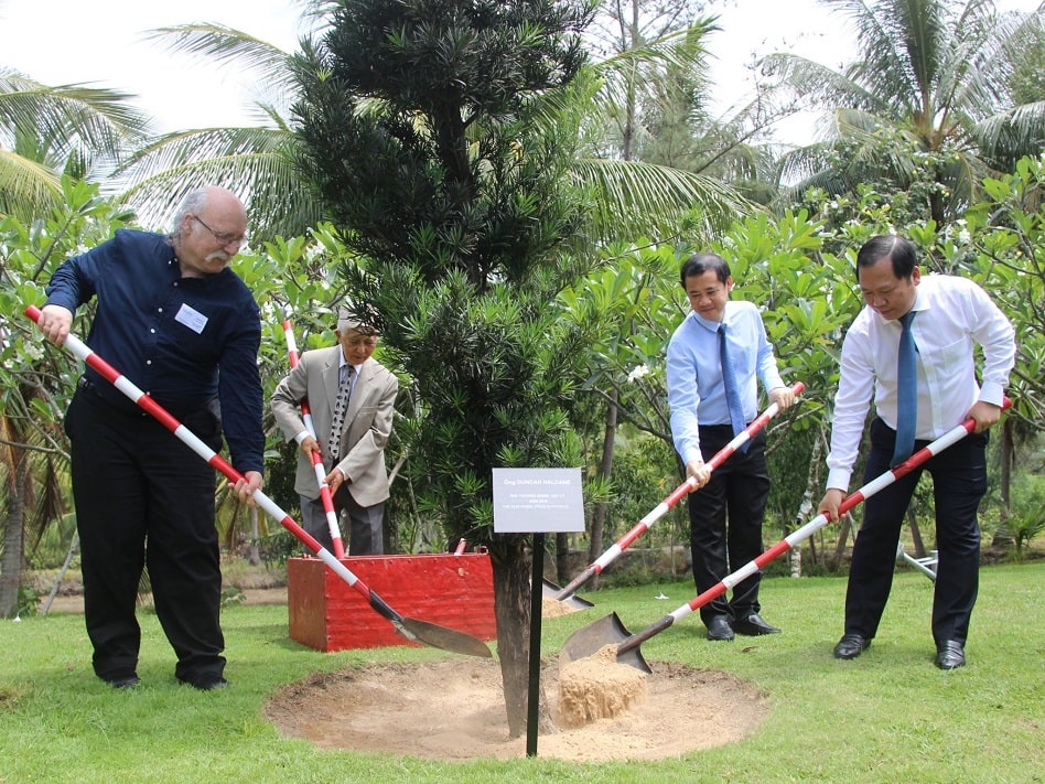 GS Duncan Haldane và Chủ tịch UBND tỉnh Bình Định Nguyễn Phi Long (ngoài cùng bên phải) trồng cây lưu niệm tại ICISE HOÀNG TRỌNG