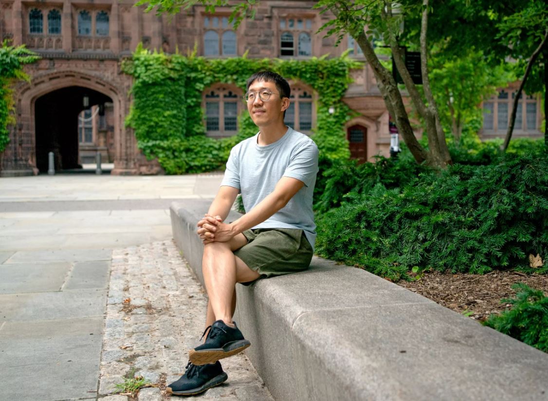 Giáo sư June Huh chụp ảnh tại khuôn viên Đại học Princeton (Mỹ).