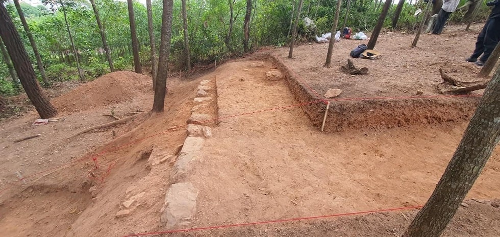 Mot phan cua Dan te da xuat lo min - Hé lộ nhiều dấu tích từ khảo cổ di tích Núi Bân, đàn Nam Giao Tây Sơn