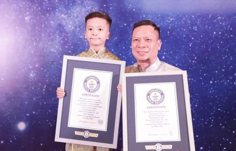 Nghe nhan Nguyen Hung va con trai cam bang chung nhan ky luc Guinness the gioi min - Hai tác phẩm gốm Việt Nam được xác nhận kỷ lục Guinness