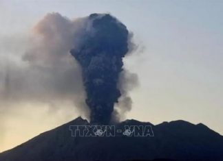 Nhật Bản phát cảnh báo mức cao nhất do núi lửa Sakurajima phun trào