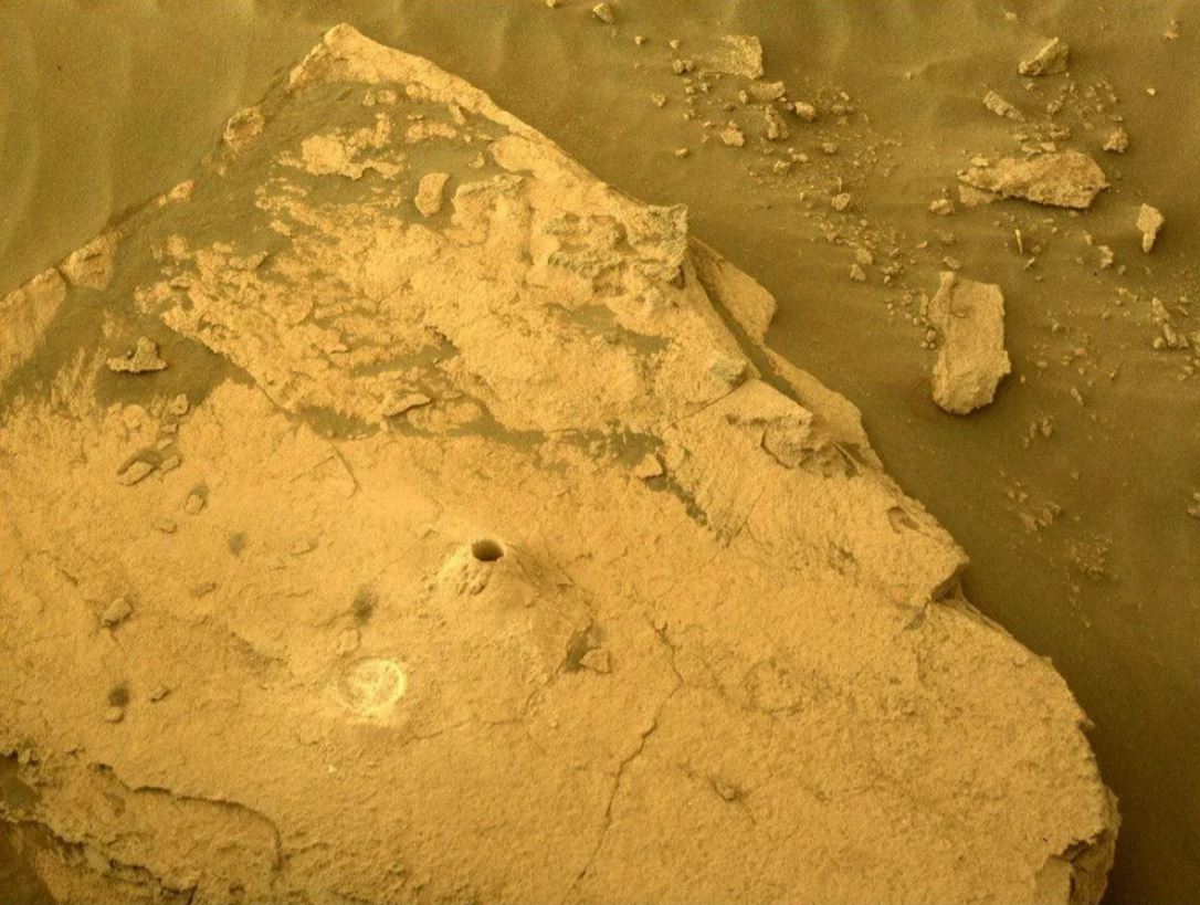 Robot Perseverance da de lai mot lo nho sau khi dao len mau da thu 9 tren sao Hoa min - Robot Perseverance của NASA thu thập mẫu đá thứ 9 trên sao Hỏa