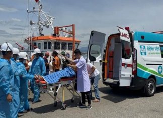 2 tàu cứu nạn tại Đà Nẵng giúp ngư dân miền Trung thoát khỏi tình huống nguy kịch trên biển 2 tàu cứu nạn tại Đà Nẵng giúp ngư dân miền Trung thoát khỏi tình huống nguy kịch trên biển