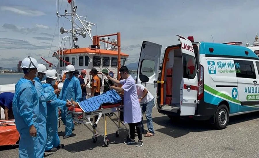 2 tàu cứu nạn tại Đà Nẵng giúp ngư dân miền Trung thoát khỏi tình huống nguy kịch trên biển 2 tàu cứu nạn tại Đà Nẵng giúp ngư dân miền Trung thoát khỏi tình huống nguy kịch trên biển