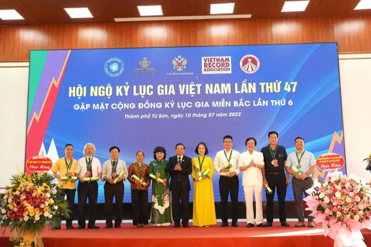 Trao giải thưởng hoa tre - Biểu tượng của cộng đồng Kỷ lục Gia Việt Nam.