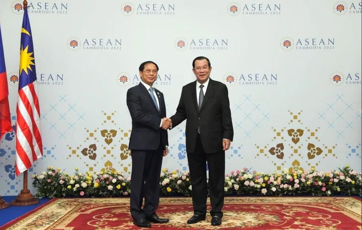 Bộ trưởng Ngoại giao Bùi Thanh Sơn chào xã giao Thủ tướng Campuchia Hun Sen. (Ảnh: Tuấn Anh)