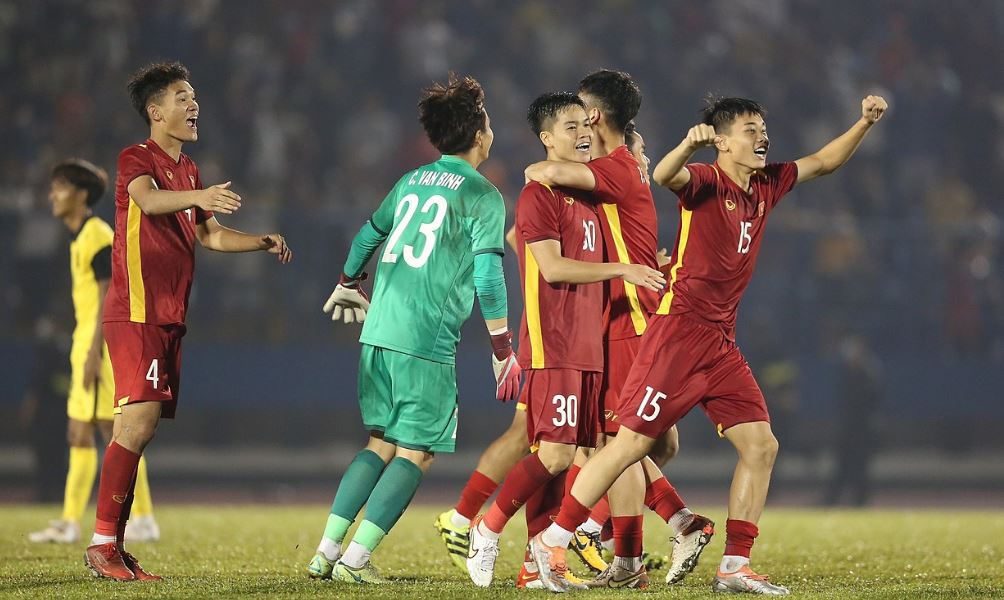 Cau thu Viet Nam vo oa trong sung suong sau chien thang o loat luan luu min - Việt Nam hạ Malaysia ở chung kết U19 Quốc tế
