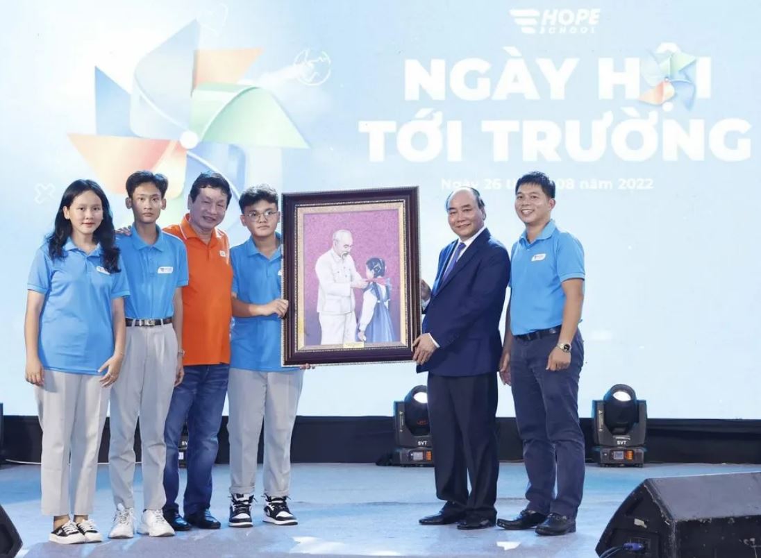 Chủ tịch nước tặng bức tranh Chủ tịch Hồ Chí Minh cho thầy và trò trường Hy Vọng.