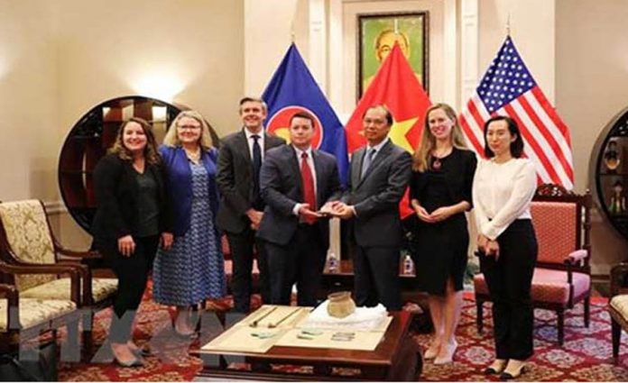 Đại sứ quán Việt Nam tại Mỹ tiếp nhận hiện vật, cổ vật văn hóa từ FBI