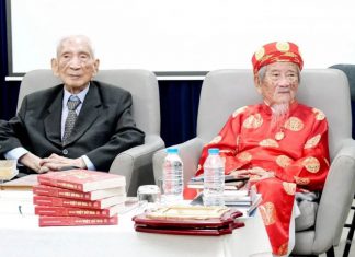 Hai nhà nghiên cứu Nguyễn Đình Đầu và Nguyễn Đình Tư hội ngộ tại ‘Trăm năm Sử Việt’ Hai nhà nghiên cứu Nguyễn Đình Đầu và Nguyễn Đình Tư hội ngộ tại 'Trăm năm Sử Việt'