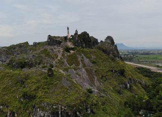 Hòn Vọng Phu bị sét đánh sạt lở Hòn Vọng Phu bị sét đánh sạt lở