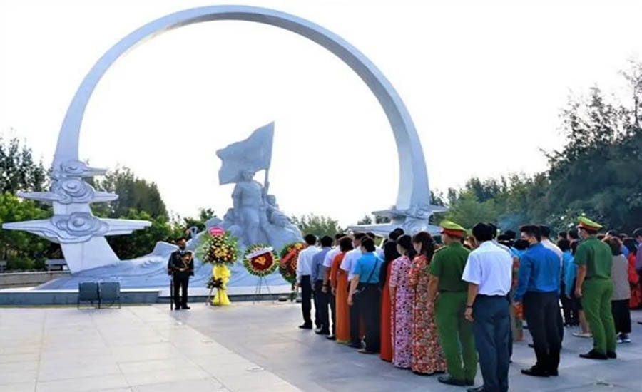  Khu tưởng niệm Gạc Ma thu hút người dân, du khách đến viếng thăm