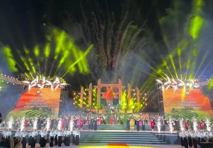 Khai mạc 'Thanh âm xứ Mường và Lễ hội Carnaval Hòa Bình 2022'
