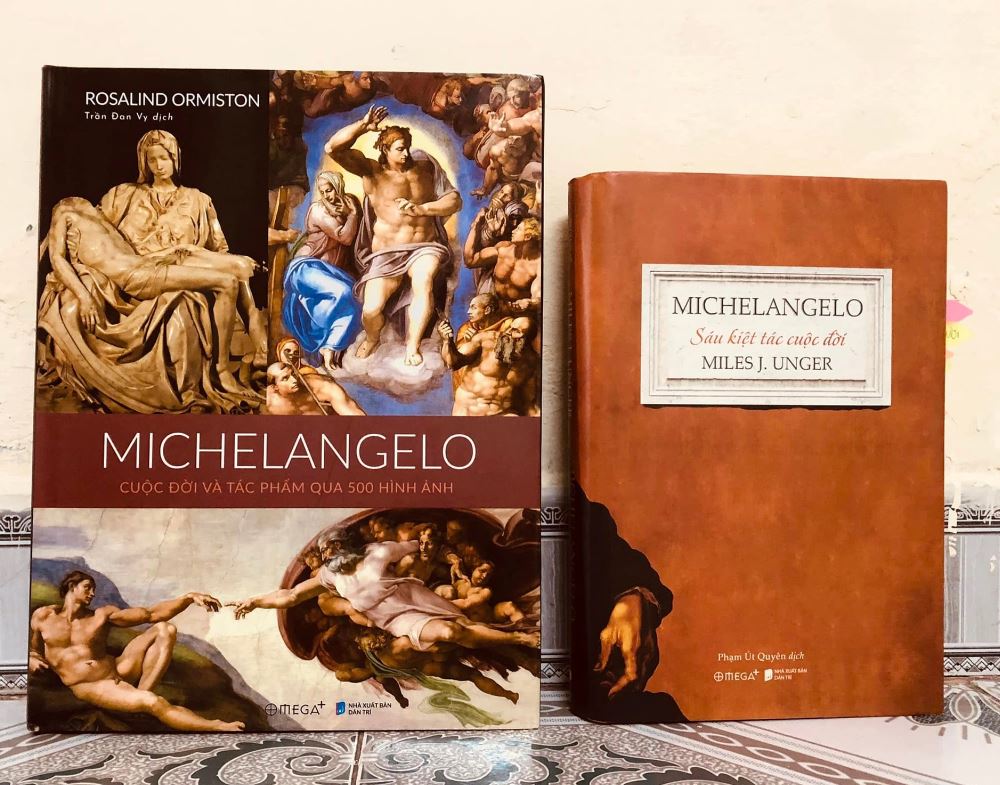 Sách Michelangelo: Cuộc đời và tác phẩm qua 500 hình ảnh (trái) và sách Michelangelo: Sáu kiệt tác cuộc đời. Ảnh: O.P.