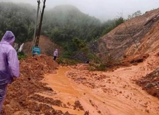 Mưa dông ở Cao Bằng làm tốc mái nhà dân và sạt lở đường giao thông
