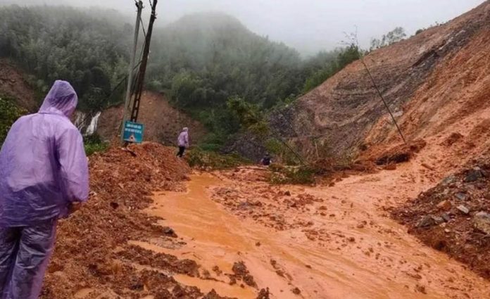 Mưa dông ở Cao Bằng làm tốc mái nhà dân và sạt lở đường giao thông