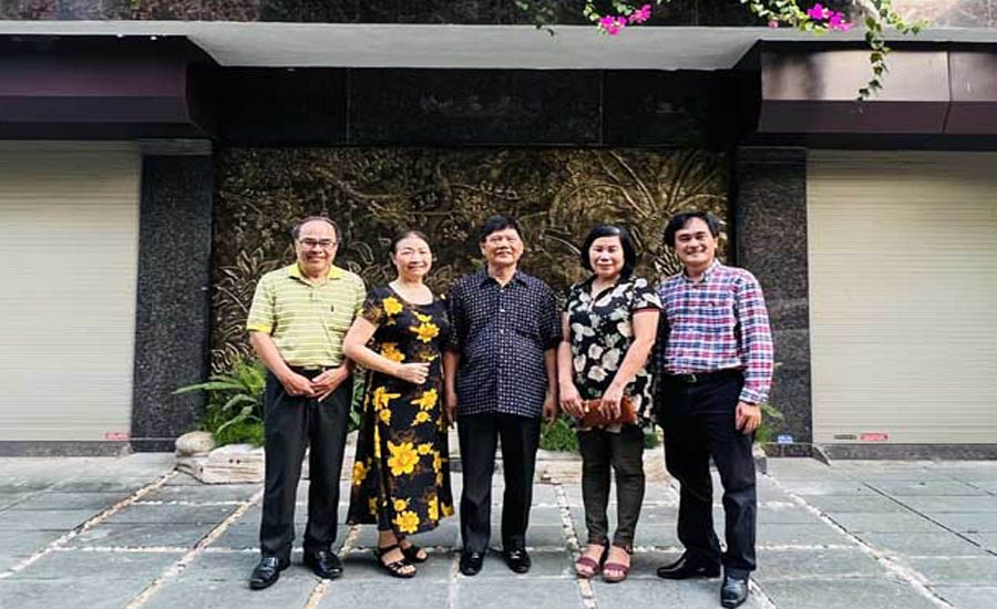 Vợ chồng nhà văn Dương Hướng với các bạn văn Phan Hoàng, Vũ Thảo Ngọc, Đào Quốc Vịnh tại nhà riêng của ông ở Hạ Long, Quảng Ninh 18.7.2022 (từ phải qua).