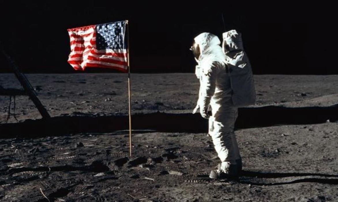 hai phi hanh gia nguoi My la Neil Armstrong va Edwin Aldrin da tro thanh nhung nguoi dau tien dat chan tren Mat Trang min - Mãn nhãn trước bức ảnh cực kỳ chi tiết về Mặt Trăng