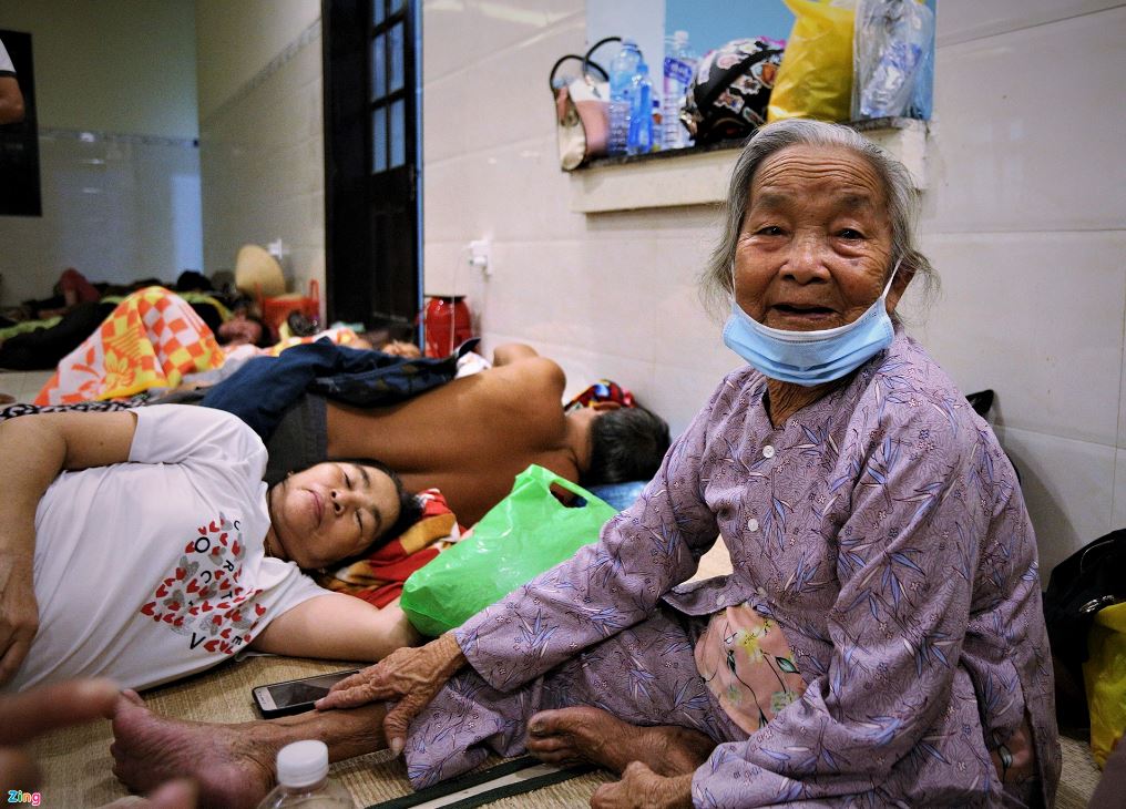 Dù đã khuya, bà Huỳnh Thị Luận (92 tuổi, trú xã Tam Thanh, TP Tam Kỳ) vẫn chưa thể chợp mắt. "Đã rất lâu, từ hồi bão Chanchu năm 2006 đến nay mới có đợt bão mạnh như vậy. Từ sáng, tôi cùng con cháu được các chú bộ đội lo cho cái ăn, chỗ ngủ an toàn nhưng không thể chợp mắt vì cứ nghĩ về cơn bão lớn, không biết nhà cửa sẽ ra sao", bà tâm sự. Dù đã khuya, bà Huỳnh Thị Luận (92 tuổi, trú xã Tam Thanh, TP Tam Kỳ) vẫn chưa thể chợp mắt. "Đã rất lâu, từ hồi bão Chanchu năm 2006 đến nay mới có đợt bão mạnh như vậy. Từ sáng, tôi cùng con cháu được các chú bộ đội lo cho cái ăn, chỗ ngủ an toàn nhưng không thể chợp mắt vì cứ nghĩ về cơn bão lớn, không biết nhà cửa sẽ ra sao", bà tâm sự.