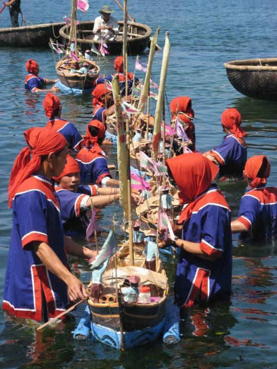 Cầu nguyện đưa những linh hồn người bảo vệ biển đảo năm xưa Cầu nguyện đưa những linh hồn người bảo vệ biển đảo năm xưa
