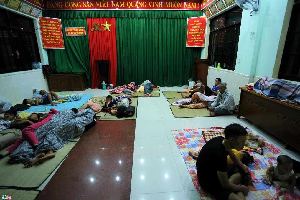 Ngoài hội trường hai tầng được chuẩn bị làm nơi trú tránh bão cho người dân, Bộ Chỉ huy Bộ đội Biên phòng tỉnh Quảng Nam còn chuẩn bị một số phòng riêng dành cho trẻ sơ sinh, gia đình có con nhỏ và người già lớn tuổi. Đơn vị cũng huy động khoảng 30 cán bộ, chiến sĩ tham gia phục vụ việc ăn uống, sinh hoạt cho người dân. Ngoài ra, một tổ quân y được cử thường trực nhằm thăm khám khi người dân cần giúp đỡ. Ngoài hội trường hai tầng được chuẩn bị làm nơi trú tránh bão cho người dân, Bộ Chỉ huy Bộ đội Biên phòng tỉnh Quảng Nam còn chuẩn bị một số phòng riêng dành cho trẻ sơ sinh, gia đình có con nhỏ và người già lớn tuổi. Đơn vị cũng huy động khoảng 30 cán bộ, chiến sĩ tham gia phục vụ việc ăn uống, sinh hoạt cho người dân. Ngoài ra, một tổ quân y được cử thường trực nhằm thăm khám khi người dân cần giúp đỡ.