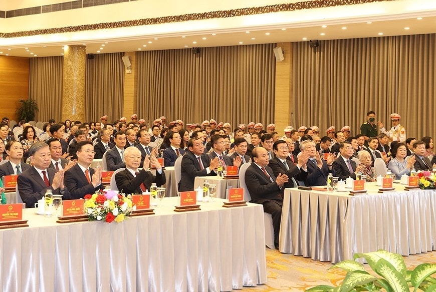 Tổng Bí thư Nguyễn Phú Trọng, Chủ tịch nước Nguyễn Xuân Phúc cùng các lãnh đạo, nguyên lãnh đạo Đảng, Nhà nước và các đại biểu dự lễ kỷ niệm.