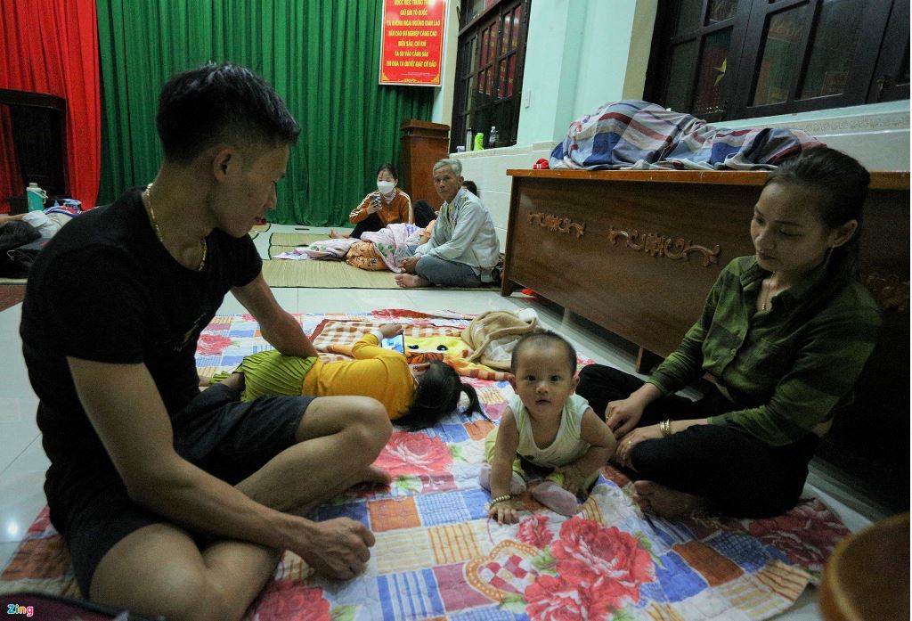 Anh Võ Xuân Nhất (29 tuổi) cùng vợ và 2 người con (đứa lớn 3 tuổi, đứa nhỏ 7 tháng tuổi) được sắp xếp tại phòng sinh hoạt ít người hơn. "Nghe tin bão tiến sát, vợ chồng chỉ kịp dọn đồ đạc ở cửa hàng và ném mấy bao cát lên mái tôn, không biết gió bão đến sẽ ra sao. May mắn ở đây khi được các anh tận tình, chu đáo sắp xếp chỗ ăn, ở đầy đủ", anh chia sẻ. Anh Võ Xuân Nhất (29 tuổi) cùng vợ và 2 người con (đứa lớn 3 tuổi, đứa nhỏ 7 tháng tuổi) được sắp xếp tại phòng sinh hoạt ít người hơn. "Nghe tin bão tiến sát, vợ chồng chỉ kịp dọn đồ đạc ở cửa hàng và ném mấy bao cát lên mái tôn, không biết gió bão đến sẽ ra sao. May mắn ở đây khi được các anh tận tình, chu đáo sắp xếp chỗ ăn, ở đầy đủ", anh chia sẻ.