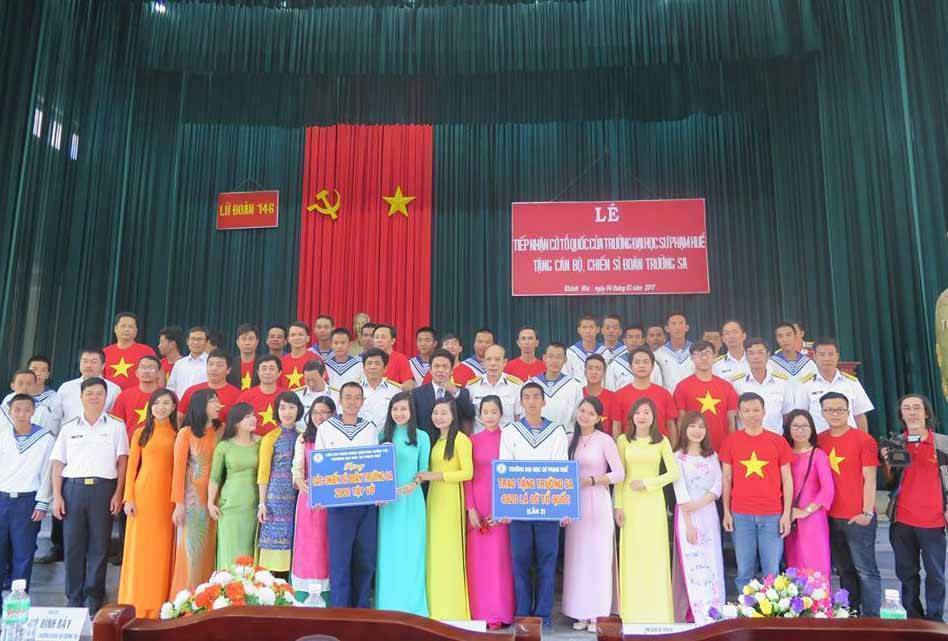 Đại diện Lữ đoàn 146 (Vùng 4 Hải quân - Quân chủng Hải quân Việt Nam) tiếp nhận cờ Tổ quốc do Trường Đại học Sư phạm Huế trao tặng cán bộ, chiến sĩ Trường Sa