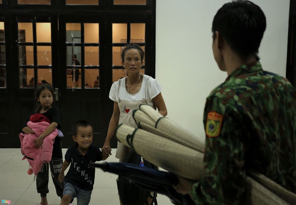 22h, một số phụ nữ có con nhỏ, thai phụ, người già... được cán bộ chiến sĩ di chuyển đến một số phòng khác ít người hơn để đảm bảo sinh hoạt, nghỉ ngơi. 22h, một số phụ nữ có con nhỏ, thai phụ, người già... được cán bộ chiến sĩ di chuyển đến một số phòng khác ít người hơn để đảm bảo sinh hoạt, nghỉ ngơi.