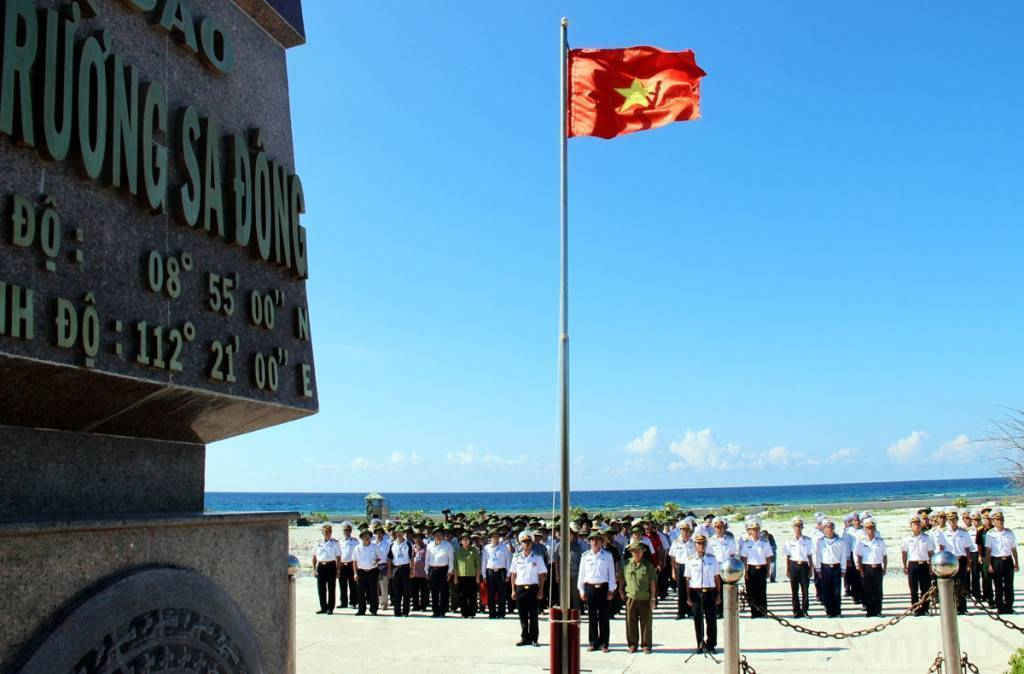 Lễ chào cờ trên đảo Trường Sa Đông