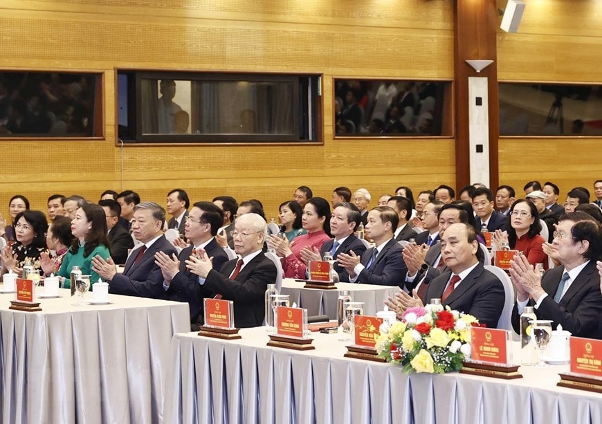 Tổng Bí thư Nguyễn Phú Trọng, Chủ tịch nước Nguyễn Xuân Phúc cùng các lãnh đạo, nguyên lãnh đạo Đảng, Nhà nước và các đại biểu dự lễ kỷ niệm. 