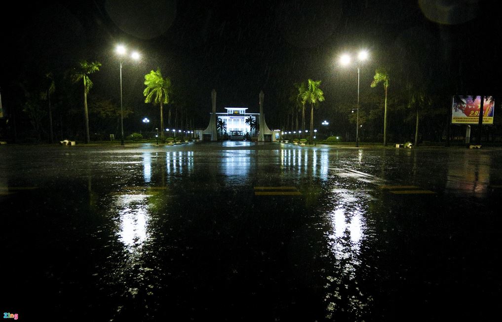 23h cùng ngày, TP Tam Kỳ (Quảng Nam) xuất hiện mưa lớn và gió từng đợt. Các tuyến đường trung tâm thành phố không có người qua lại, trừ xe của lực lượng ứng phó bão. 23h cùng ngày, TP Tam Kỳ (Quảng Nam) xuất hiện mưa lớn và gió từng đợt. Các tuyến đường trung tâm thành phố không có người qua lại, trừ xe của lực lượng ứng phó bão.