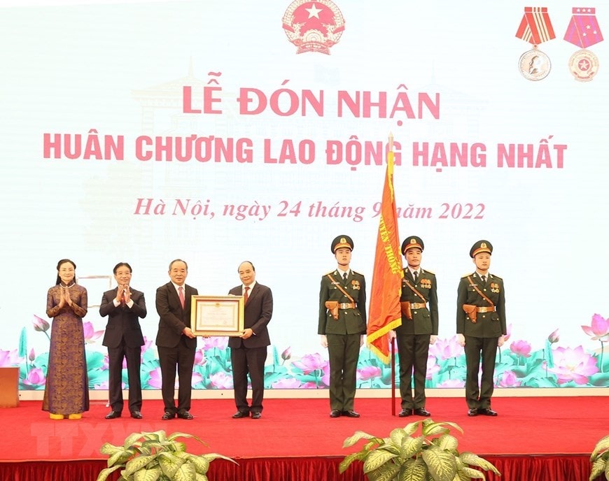 Chủ tịch nước Nguyễn Xuân Phúc trao Huân chương Lao động hạng Nhất cho Văn phòng Chủ tịch nước. 