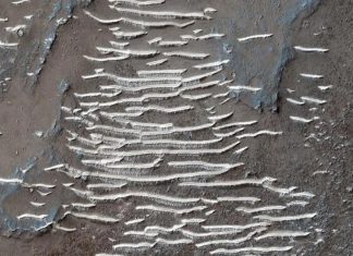 NASA chụp được bậc thang băng ở hành tinh khác: Nơi sự sống ẩn mình?