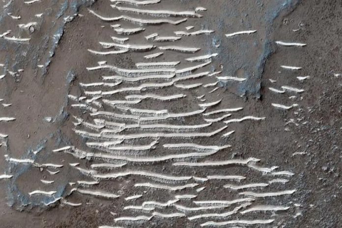 NASA chụp được bậc thang băng ở hành tinh khác: Nơi sự sống ẩn mình?
