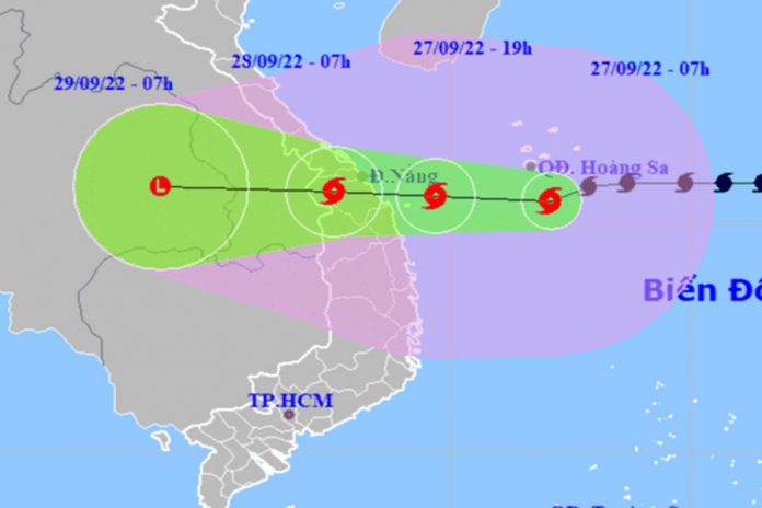 Bão số 4 giật cấp 17 còn cách đất liền Đà Nẵng - Quảng Ngãi khoảng 210 km Bão số 4 giật cấp 17 còn cách đất liền Đà Nẵng - Quảng Ngãi khoảng 210 km