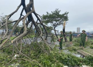 Miền Trung sau bão số 4: Nhiều nơi ngập sâu, hàng ngàn người đang bị cô lập