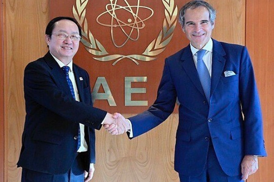 Bộ trưởng Huỳnh Thành Đạt (trái) làm việc với TGĐ IAEA Rafael Mariano Grossi.