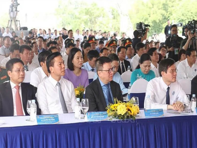 Các đại biểu dự lễ khánh thành tuyến đường cao tốc Vân Đồn - Móng Cái.