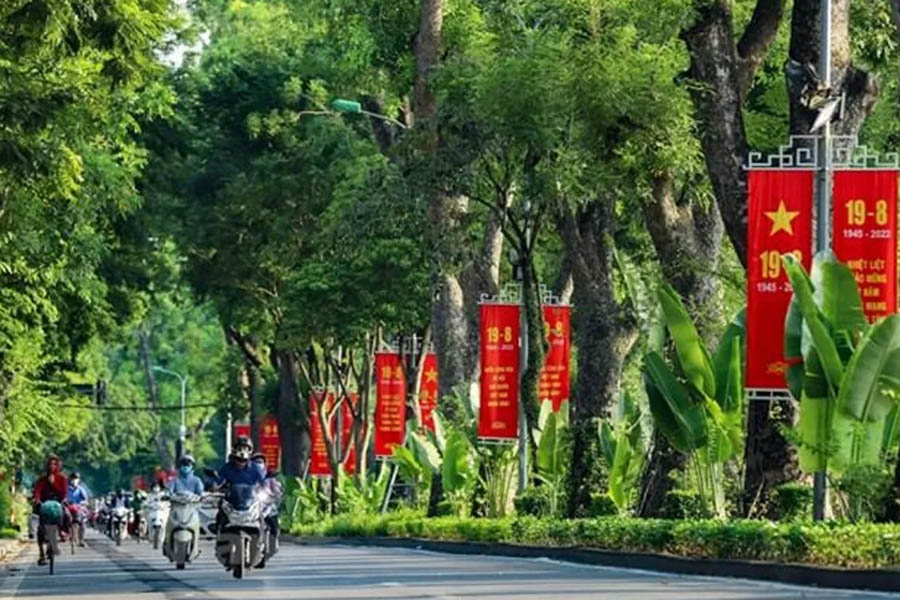 Các tuyến phố ở Hà Nội những ngày này rợp sắc cờ, băng rôn, pano, khẩu hiệu chào mừng 77 năm Cách mạng tháng Tám thành công và Quốc khánh 2/9. 