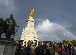 Cầu vồng kép xuất hiện ở London trong giờ phút Nữ hoàng Elizabeth II băng hà